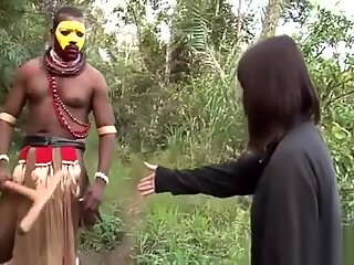 Lättsam japansk milf njuter av hårdhänt sex och stön